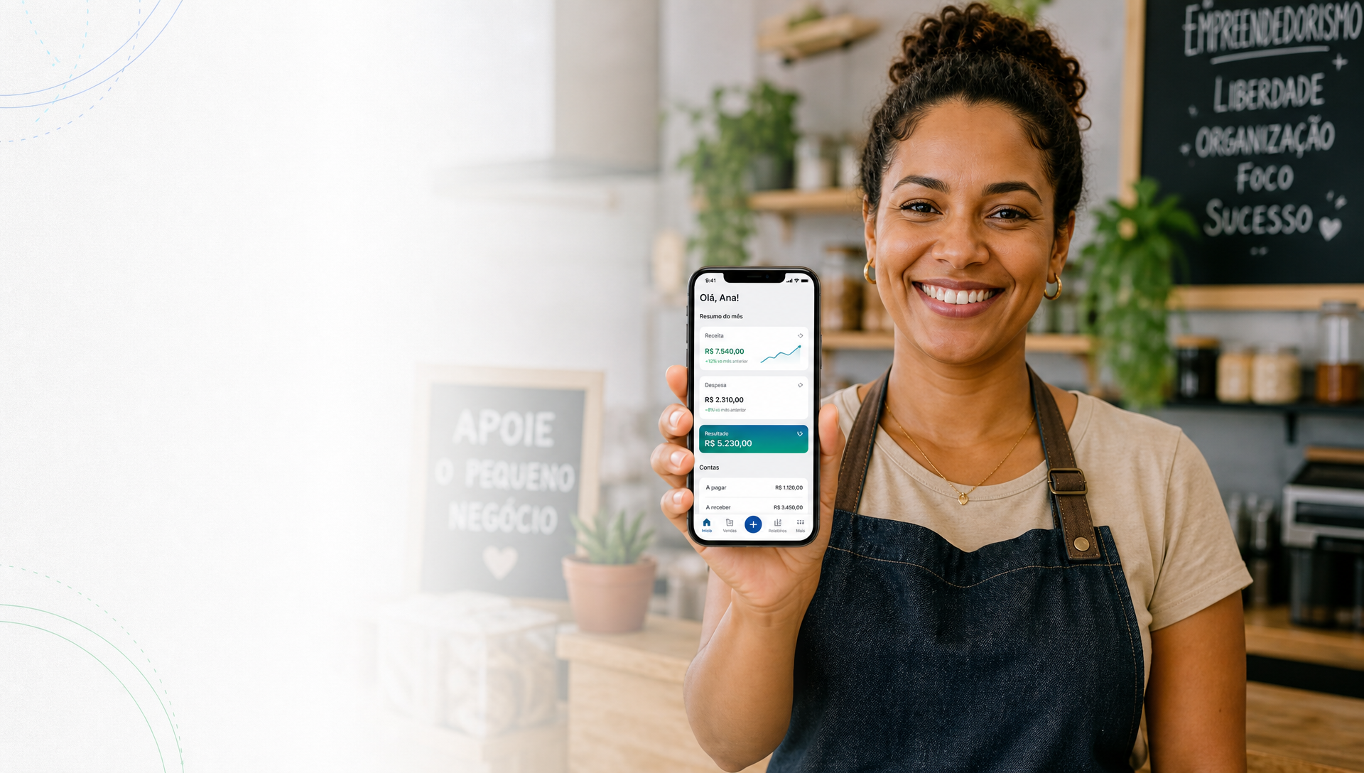 Empresária MEI sorrindo e mostrando o app Nota Fácil MEI no celular, com um pequeno negócio ao fundo